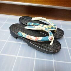 手焼桐下駄　23cm〜24.5cm　黒　青色　花柄　レディース　女性の画像