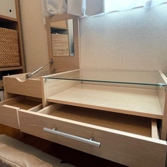 ドレッサー機能付き　ガラスローテーブルの画像