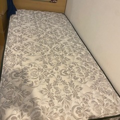 跳ね上げ式シングルベッド、マットレス
の画像