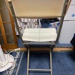 取引中　椅子の画像