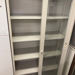生興 ガラス引き違い書庫 キャビネット 中古の画像