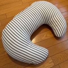 【美品】リバーシブル 授乳クッション　西松屋の画像