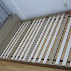 【受け渡し決まりました】試用期間9ヶ月　ダブルベットフレーム　（電源+USB付き）の画像