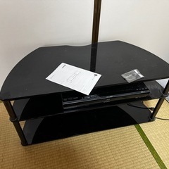 SHARP 32インチTVとテレビ台の画像