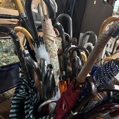 傘🌂1本220円〜‼️ 早い者勝ち✌️無地•柄物•ビニールあります🌈 雨の日グッズ☔️の画像