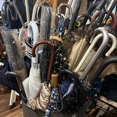 傘🌂1本220円〜‼️ 早い者勝ち✌️無地•柄物•ビニールあります🌈 雨の日グッズ☔️の画像