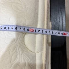クイーンサイズベッドの画像