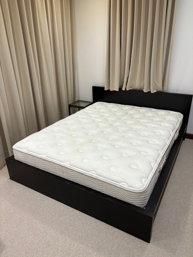 クイーンサイズベッド