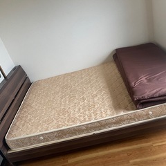 ダブルベッドの画像