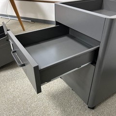 【福岡県内送料込み】袖　引き出し　ワゴンの画像