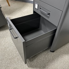【福岡県内送料込み】袖　引き出し　ワゴンの画像