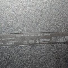 PS3本体とコントローラー2個のセットの画像