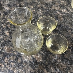日本酒入れとお猪口２つの画像