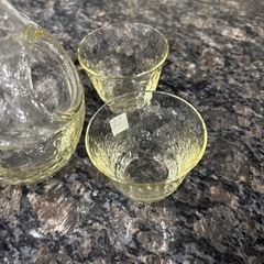 日本酒入れとお猪口２つの画像