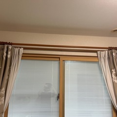 カーテンレールのセットとタッセルのフックの画像