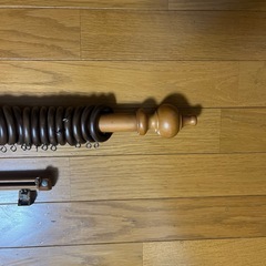 カーテンレールのセットとタッセルのフックの画像