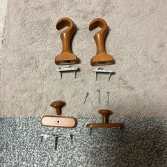 カーテンレールのセットとタッセルのフックの画像