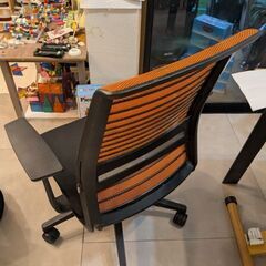 Steelcase メッシュシンクチェア オレンジの画像