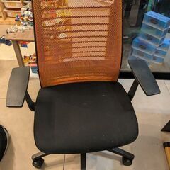 Steelcase メッシュシンクチェア オレンジの画像