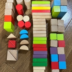 カラフル木製積み木セット【持ち運びしやすい入れ物と無くならないフタ付】の画像