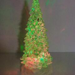 光るクリスマスツリーの画像
