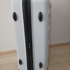 26インチ、67ｘ43ｘ28㎝　白いスーツケースの画像