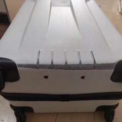 26インチ、67ｘ43ｘ28㎝　白いスーツケースの画像
