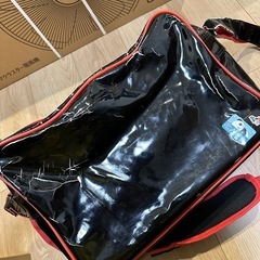 プーマのエナメルバッグの画像