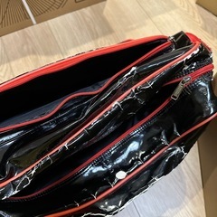 プーマのエナメルバッグの画像