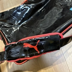 プーマのエナメルバッグの画像