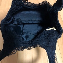黒レースのカバンの画像