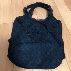 黒レースのカバンの画像