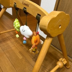 赤ちゃんを寝かせた上に設置するおもちゃ　
combi の画像