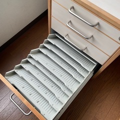 キャスター鍵付き4段ワゴン　引出し　オフィス用品　の画像