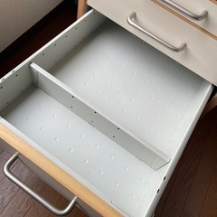 キャスター鍵付き4段ワゴン　引出し　オフィス用品　の画像