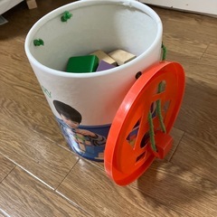 カラフル木製積み木セット【持ち運びしやすい入れ物と無くならないフタ付】の画像