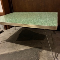 レトロテーブルの画像