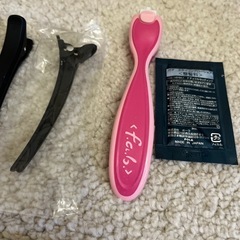 ヘアクリップ、コーム、整髪料、T自剃刀の手持ち部分の画像