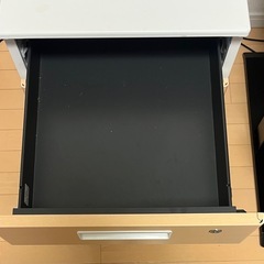 金属製　重厚　キャビネットの画像
