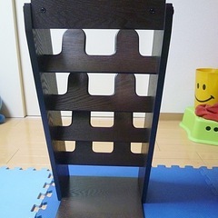 新品! 店舗展示処分現品! 木製スリッパラック スリッパ立て ダークブラウン色木目柄/4足タイプ ※アウトレット品扱い ※レア物 ※組立済（組立式）の画像