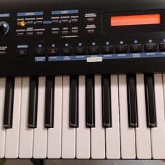 ROLANDシンセ【JUNO-D】【ちょー軽量5kg】音出しOK🎧️ノイズ、ガリ無し👍🌞
Drumプリセットに808＆909ドラムKIT〜HOUSE-テクノ-JAZZドラム。ピアノ／FMエレピ／D50オルガン LAピアノ／特にJupiterなどのROLANDらしいJPストリングスが魅力です。ストリングを銘機の空気感を❢1台で堪能できますの画像