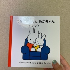 ワイングラス、小型家電、本などの画像