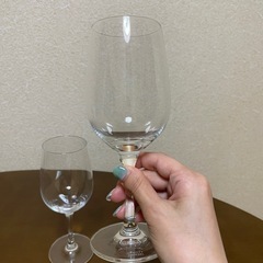 ワイングラス、小型家電、本などの画像