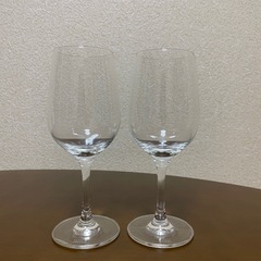 ワイングラス、小型家電、本などの画像