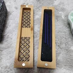 お香のお線香とお香立て陶磁器製と木製の3点セットの画像
