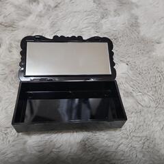 プラスチック小物入れとシークレットスタンプのセットです。の画像