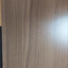 落ち着いた色合いのダイニングセットの画像