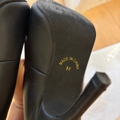 黒パンプスの画像