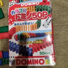 色とりどりのドミノで遊びながら学べる知育玩具。の画像