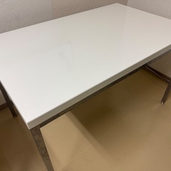ダイニングテーブルの画像
